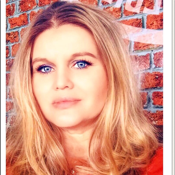 Meet your Posher, Nicole - Picture 1 of 1